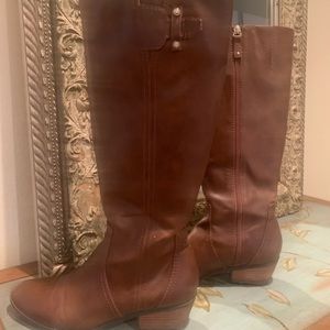 Brown boot, small heel, size 9.5 M
